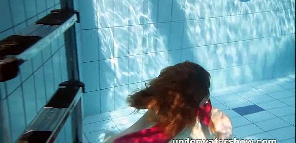  Redhead Mia stripping underwater